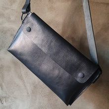 Načíst obrázek do prohlížeče Galerie, třísločiněná kůže, ruční výroba, udržitelnost, vyrobeno v Čechách, leather bag, pratická kabelka, madetolast, kožená ledvinka, koňak kůže, ruční šití