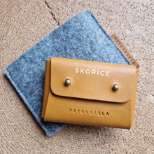 Load image into Gallery viewer, MINIPENĚ, kožená mini peněženka, leather wallet, mini wallet, vegetable tanned leather, unisex wallet, handmade wallet, handmade leather wallet