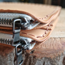 Načíst obrázek do prohlížeče Galerie, ručně šitá kožená peněženka, vegetable tanned leather wallet, kožená peněženka, ruční výroba, dámská peněženka, dámská kožená peněženka, handmade peněženka, leather handcraft, eco friendly packaging