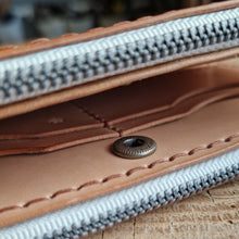 Načíst obrázek do prohlížeče Galerie, ručně šitá kožená peněženka, vegetable tanned leather wallet, kožená peněženka, ruční výroba, dámská peněženka, dámská kožená peněženka, handmade peněženka, leather handcraft, eco friendly packaging