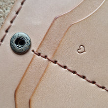 Načíst obrázek do prohlížeče Galerie, ručně šitá kožená peněženka, vegetable tanned leather wallet, kožená peněženka, ruční výroba, dámská peněženka, dámská kožená peněženka, handmade peněženka, leather handcraft, eco friendly packaging