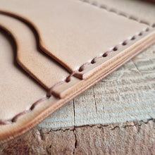Načíst obrázek do prohlížeče Galerie, ručně šitá kožená peněženka, vegetable tanned leather wallet, kožená peněženka, ruční výroba, dámská peněženka, dámská kožená peněženka, handmade peněženka, leather handcraft, eco friendly packaging