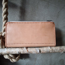 Načíst obrázek do prohlížeče Galerie, ručně šitá kožená peněženka, vegetable tanned leather wallet, kožená peněženka, ruční výroba, dámská peněženka, dámská kožená peněženka, handmade peněženka, leather handcraft, eco friendly packaging