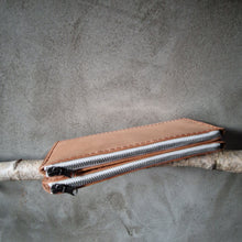 Načíst obrázek do prohlížeče Galerie, ručně šitá kožená peněženka, vegetable tanned leather wallet, kožená peněženka, ruční výroba, dámská peněženka, dámská kožená peněženka, handmade peněženka, leather handcraft, eco friendly packaging