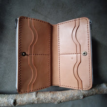Načíst obrázek do prohlížeče Galerie, ručně šitá kožená peněženka, vegetable tanned leather wallet, kožená peněženka, ruční výroba, dámská peněženka, dámská kožená peněženka, handmade peněženka, leather handcraft, eco friendly packaging