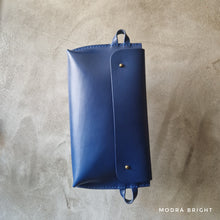 Načíst obrázek do prohlížeče Galerie, třísločiněná kůže, ruční výroba, udržitelnost, vyrobeno v Čechách, leather bag, pratická kabelka, madetolast, kožená ledvinka, koňak kůže, ruční šití