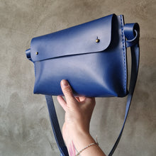 Načíst obrázek do prohlížeče Galerie, třísločiněná ledvinka, ruční výroba v Praze, handmade in Prague, ledvinka, hipbag, shoulder bag