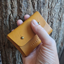Load image into Gallery viewer, MINIPENĚ, kožená mini peněženka, leather wallet, mini wallet, vegetable tanned leather, unisex wallet, handmade wallet, handmade leather wallet