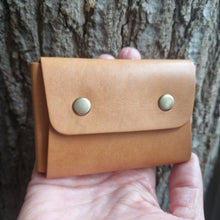 Load image into Gallery viewer, MINIPENĚ,MINIPENE, kožená mini peněženka, leather wallet, mini wallet, vegetable tanned leather, unisex wallet, handmade wallet, handmade leather wallet