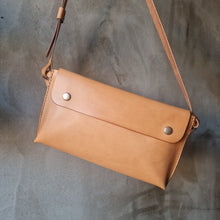 Načíst obrázek do prohlížeče Galerie, třísločiněná kůže, ruční výroba, udržitelnost, vyrobeno v Čechách, leather bag, pratická kabelka, madetolast, kožená ledvinka, koňak kůže, ruční šití