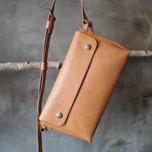 Načíst obrázek do prohlížeče Galerie, třísločiněná kůže, ruční výroba, udržitelnost, vyrobeno v Čechách, leather bag, pratická kabelka, madetolast, kožená ledvinka, koňak kůže, ruční šití