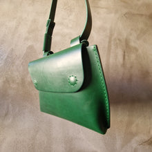 Načíst obrázek do prohlížeče Galerie, vegetable tanned leather, leather bag, sustainable brand, vegetable leather, ledvinka 02, leather craft
