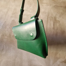 Load image into Gallery viewer, vegetable tanned leather, leather bag, sustainable brand, vegetable leather, ledvinka 02, leather craft, green leather