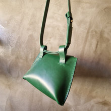 Load image into Gallery viewer, vegetable tanned leather, leather bag, sustainable brand, vegetable leather, ledvinka 02, leather craft, green leather