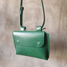 Load image into Gallery viewer, vegetable tanned leather, leather bag, sustainable brand, vegetable leather, ledvinka 02, leather craft, green leather