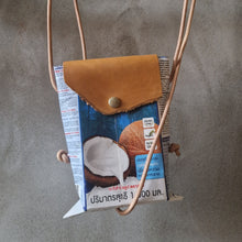 Load image into Gallery viewer, upcyklace, upcycling, sustainable brand, recyklace, recycling, cupcyklace, upcycling, sustainable brand, recyklace, recycling, coffee pack, coffee cover, juta, juta recyklace, juta bags, juta recycling, juta upcycling, tatrapack recyklace, upcyklace tatra pack