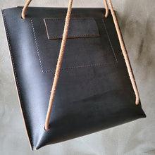 Načíst obrázek do prohlížeče Galerie, přírodní batoh, batoh for ever, kabela, přírodní kabela, multifunkční kabela, ručně ušito v Praze, kaboška, vegetable tanned leather, backpack leather, leather backpack