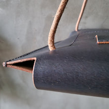 Načíst obrázek do prohlížeče Galerie, přírodní batoh, batoh for ever, kabela, přírodní kabela, multifunkční kabela, ručně ušito v Praze, kaboška, vegetable tanned leather, backpack leather, leather backpack