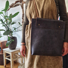 Načíst obrázek do prohlížeče Galerie, přírodní batoh, batoh for ever, kabela, přírodní kabela, multifunkční kabela, ručně ušito v Praze, kaboška, vegetable tanned leather, backpack leather, leather backpack