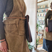 Načíst obrázek do prohlížeče Galerie, přírodní batoh, batoh for ever, kabela, přírodní kabela, multifunkční kabela, ručně ušito v Praze, kaboška, vegetable tanned leather, backpack leather, leather backpack