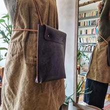 Načíst obrázek do prohlížeče Galerie, přírodní batoh, batoh for ever, kabela, přírodní kabela, multifunkční kabela, ručně ušito v Praze, kaboška, vegetable tanned leather, backpack leather, leather backpack