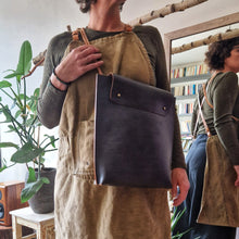 Načíst obrázek do prohlížeče Galerie, přírodní batoh, batoh for ever, kabela, přírodní kabela, multifunkční kabela, ručně ušito v Praze, kaboška, vegetable tanned leather, backpack leather, leather backpack