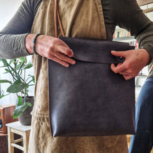 Načíst obrázek do prohlížeče Galerie, přírodní batoh, batoh for ever, kabela, přírodní kabela, multifunkční kabela, ručně ušito v Praze, kaboška, vegetable tanned leather, backpack leather, leather backpack