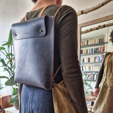 Načíst obrázek do prohlížeče Galerie, přírodní batoh, batoh for ever, kabela, přírodní kabela, multifunkční kabela, ručně ušito v Praze, kaboška, vegetable tanned leather, backpack leather, leather backpack