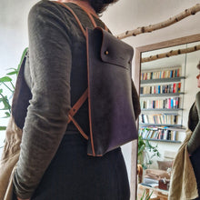 Načíst obrázek do prohlížeče Galerie, přírodní batoh, batoh for ever, kabela, přírodní kabela, multifunkční kabela, ručně ušito v Praze, kaboška, vegetable tanned leather, backpack leather, leather backpack