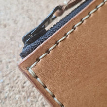 Načíst obrázek do prohlížeče Galerie, leather wallet, vegetable tanned leather, unisex leather wallet, hand made leather wallet, hand stiched wallet, vyrobeno v Praze