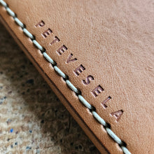 Načíst obrázek do prohlížeče Galerie, leather wallet, vegetable tanned leather, unisex leather wallet, hand made leather wallet, hand stiched wallet, vyrobeno v Praze