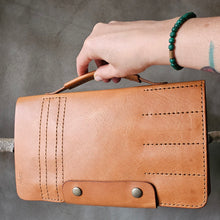 Load image into Gallery viewer, vegetable tanned leather, tools cover, tools bag, hand made in Prague, rucne vyrobene pouzdro na nářadí, vyrobené v Praze, třísločiněná kůže