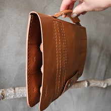 Load image into Gallery viewer, vegetable tanned leather, tools cover, tools bag, hand made in Prague, rucne vyrobene pouzdro na nářadí, vyrobené v Praze, třísločiněná kůže