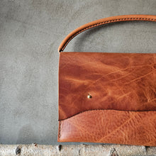 Load image into Gallery viewer, kožené psaníčko, třísločiněná kůže, psaničko, koňak psaníčko, leather pouch, vegetable tanned leather, leather cognac, handmade in prague, leathercraft