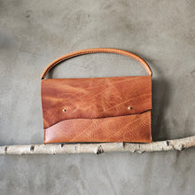 Load image into Gallery viewer, kožené psaníčko, třísločiněná kůže, psaničko, koňak psaníčko, leather pouch, vegetable tanned leather, leather cognac, handmade in prague, leathercraft