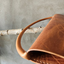 Load image into Gallery viewer, kožené psaníčko, třísločiněná kůže, psaničko, koňak psaníčko, leather pouch, vegetable tanned leather, leather cognac, handmade in prague, leathercraft