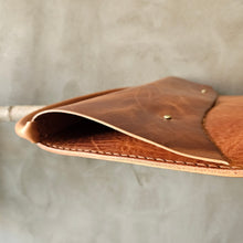 Load image into Gallery viewer, kožené psaníčko, třísločiněná kůže, psaničko, koňak psaníčko, leather pouch, vegetable tanned leather, leather cognac, handmade in prague, leathercraft