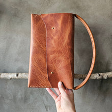 Load image into Gallery viewer, kožené psaníčko, třísločiněná kůže, psaničko, koňak psaníčko, leather pouch, vegetable tanned leather, leather cognac, handmade in prague, leathercraft
