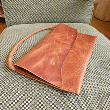 Load image into Gallery viewer, kožené psaníčko, třísločiněná kůže, psaničko, koňak psaníčko, leather pouch, vegetable tanned leather, leather cognac, handmade in prague, leathercraft