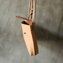 Load image into Gallery viewer, přírodní kůže, přírodní třísločiněná kůže, binding pouch, handmade in Prague, leather craft