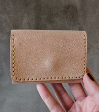 Načíst obrázek do prohlížeče Galerie, leather wallet, vegetable tanned leather, tuscany leather, mini wallet, kožená peněženka, malá peněženka, kožený výrobek, petevesela, tvorim,