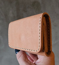 Načíst obrázek do prohlížeče Galerie, leather wallet, vegetable tanned leather, tuscany leather, mini wallet, kožená peněženka, malá peněženka, kožený výrobek, petevesela, tvorim,