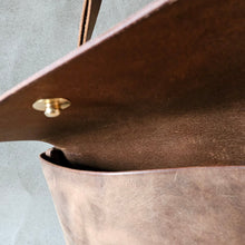 Load image into Gallery viewer, vegetable tanned leather, leather bags, handcrafted, leather handcraft, kozene kabelky, vyrobeno s laskou, made with love, rucni vyroba, zakazkova vyroba, made to order, slowfashion, sustainable fashion, we care, no planet B, handmadeleatherbag, crafted with care, vintage vibes, vintage brown leather, uniquehnadbag, timelessdesign, czechleathercraft