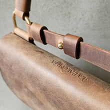 Load image into Gallery viewer, vegetable tanned leather, leather bags, handcrafted, leather handcraft, kozene kabelky, vyrobeno s laskou, made with love, rucni vyroba, zakazkova vyroba, made to order, slowfashion, sustainable fashion, we care, no planet B, handmadeleatherbag, crafted with care, vintage vibes, vintage brown leather, uniquehnadbag, timelessdesign, czechleathercraft