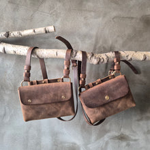 Load image into Gallery viewer, vegetable tanned leather, leather bags, handcrafted, leather handcraft, kozene kabelky, vyrobeno s laskou, made with love, rucni vyroba, zakazkova vyroba, made to order, slowfashion, sustainable fashion, we care, no planet B, handmadeleatherbag, crafted with care, vintage vibes, vintage brown leather, uniquehnadbag, timelessdesign, czechleathercraft