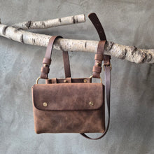 Load image into Gallery viewer, vegetable tanned leather, leather bags, handcrafted, leather handcraft, kozene kabelky, vyrobeno s laskou, made with love, rucni vyroba, zakazkova vyroba, made to order, slowfashion, sustainable fashion, we care, no planet B, handmadeleatherbag, crafted with care, vintage vibes, vintage brown leather, uniquehnadbag, timelessdesign, czechleathercraft,petevesela