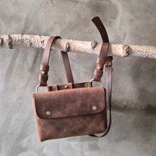 Load image into Gallery viewer, vegetable tanned leather, leather bags, handcrafted, leather handcraft, kozene kabelky, vyrobeno s laskou, made with love, rucni vyroba, zakazkova vyroba, made to order, slowfashion, sustainable fashion, we care, no planet B, handmadeleatherbag, crafted with care, vintage vibes, vintage brown leather, uniquehnadbag, timelessdesign, czechleathercraft,petevesela