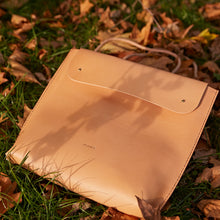 Načíst obrázek do prohlížeče Galerie, přírodní batoh, batoh for ever, kabela, přírodní kabela, multifunkční kabela, ručně ušito v Praze, kaboška, vegetable tanned leather, backpack leather, leather backpack