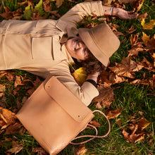 Načíst obrázek do prohlížeče Galerie, přírodní batoh, batoh for ever, kabela, přírodní kabela, multifunkční kabela, ručně ušito v Praze, kaboška, vegetable tanned leather, backpack leather, leather backpack
