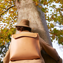 Načíst obrázek do prohlížeče Galerie, přírodní batoh, batoh for ever, kabela, přírodní kabela, multifunkční kabela, ručně ušito v Praze, kaboška, vegetable tanned leather, backpack leather, leather backpack